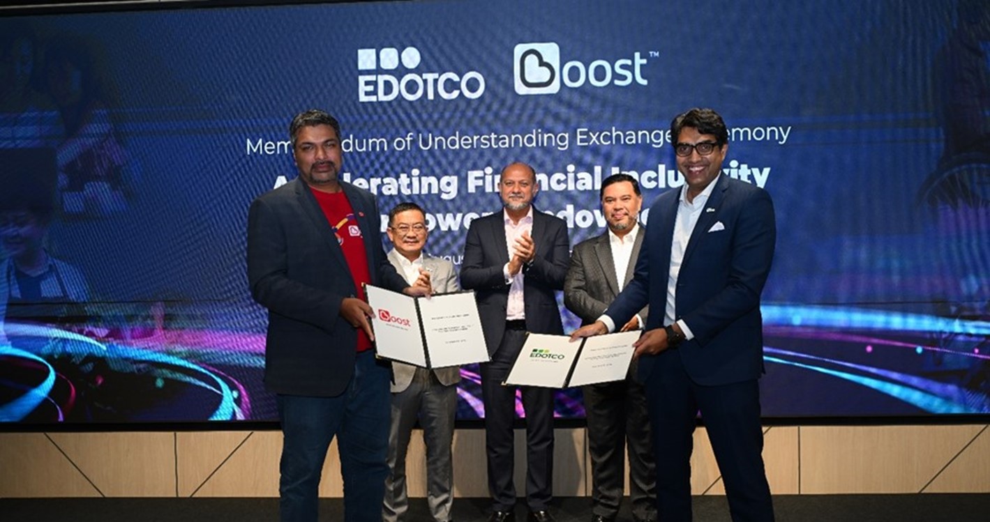 Exchanging of signed MoU between EDOTCO and Boost.